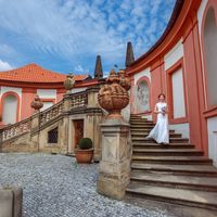 Connie & Fodo - Pre-Wedding photo shooting in Prague - Bride Portrait in Troja Castle
