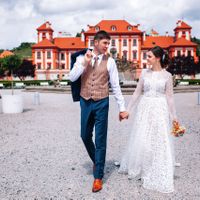 Natalie & Alex - wedding shooting in Ledeburg garden - Wedding Couple in Troja Castle