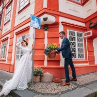 Natalie & Alex - wedding shooting in Ledeburg garden - Funny Wedding Couple in Prague