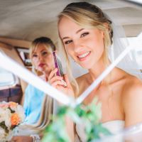 Christina & Leonid - Wedding in Vrtba Garden - Bride Portraite in the Car