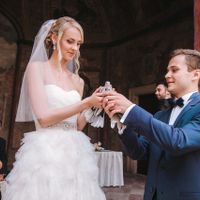 Christina & Leonid - Wedding in Vrtba Garden - Wedding Couple With Pigeons