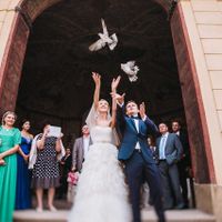 Christina & Leonid - Wedding in Vrtba Garden - Groom and Bride Let Pigeons Fly