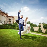 Christina & Leonid - Wedding in Vrtba Garden - Wedding Couple Jump Over Grass