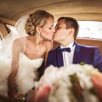 Christina & Leonid - Wedding in Vrtba Garden - Weddin Kiss in the Car