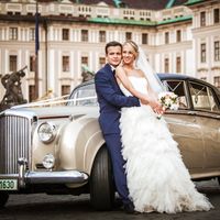Christina & Leonid - Wedding in Vrtba Garden - Groom and Bride With Car in Prague Castle