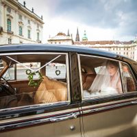 Christina & Leonid - Wedding in Vrtba Garden - Bride in the Car in Prague Castle
