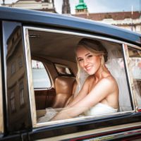 Christina & Leonid - Wedding in Vrtba Garden - Smiling Bride in the Car