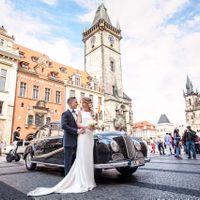 Ksenia & Mark - wedding ceremony in Old town Hall - Groom and Bride With Car in Prague