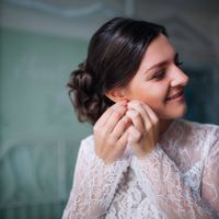 Natalie & Alex - wedding shooting in Ledeburg garden - Bride Puts on Earrings