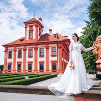 Natalie & Alex - wedding shooting in Ledeburg garden - Bride Portrait in Troja Castle